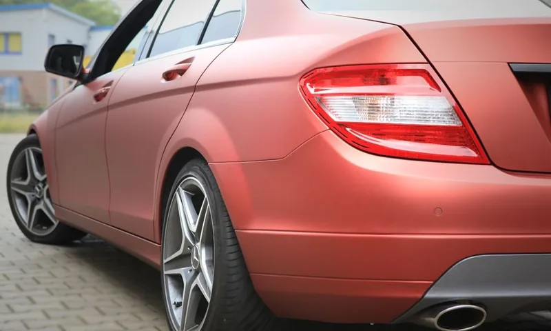Sportwagen matt-schwarz foliert, Heckansicht