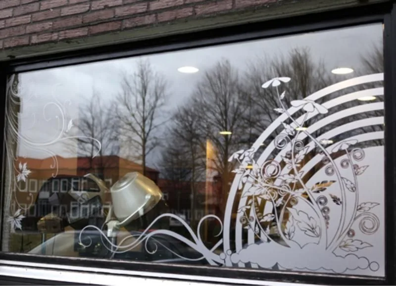 Schaufenster mit floralem Glasdekor