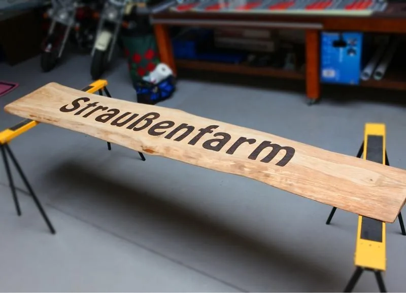 Graviertes Holzschild auf der Werkbank
