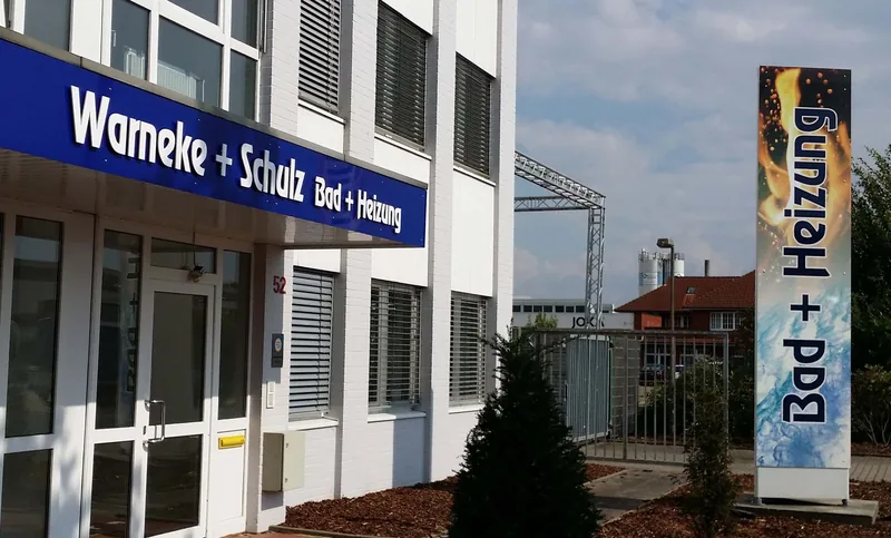 Fassadenschild und Pylon eines Handwerksbetriebs