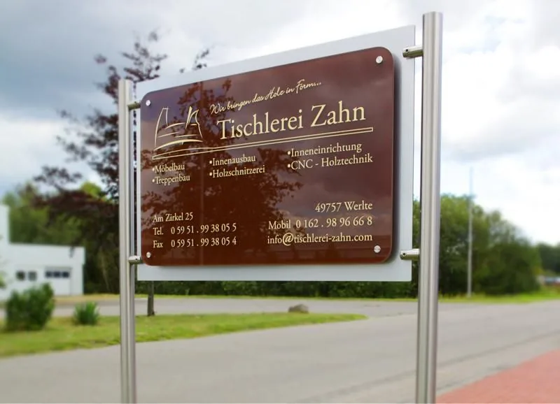 Freistehendes Schild auf zwei Pfosten