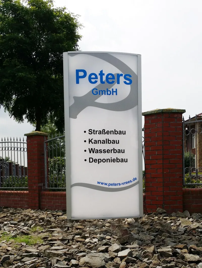 Freistehender Werbepylon