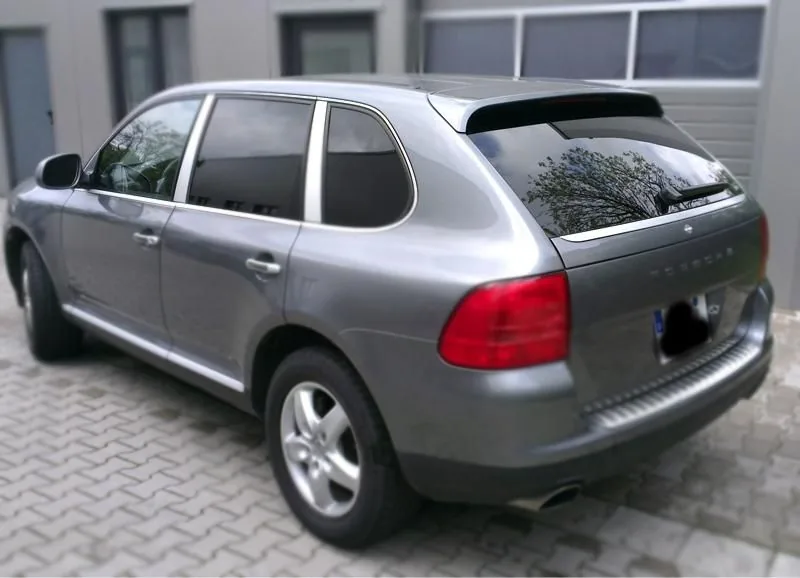 SUV mit getönten Scheiben nach der Scheibentönung bei b-signs