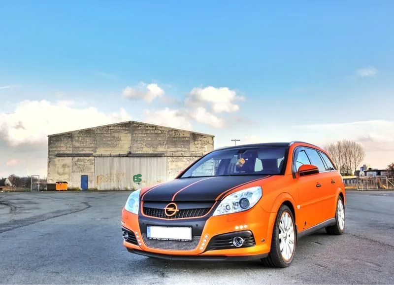 Opel Vectra nach der Vollfolierung in Orange mit Carbon-Akzenten