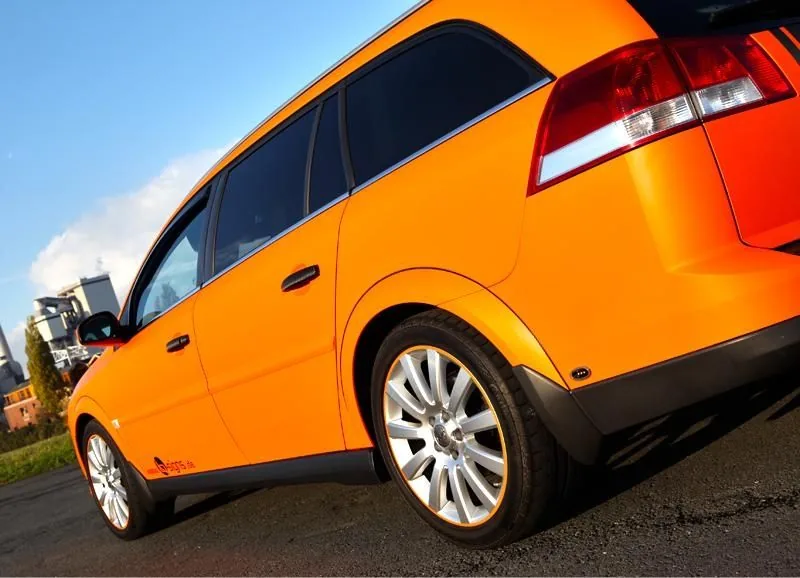 Orange folierter Wagen, Seitenansicht
