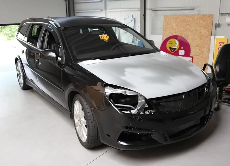 Opel Vectra vor der Folierung in der b-signs Werkstatt