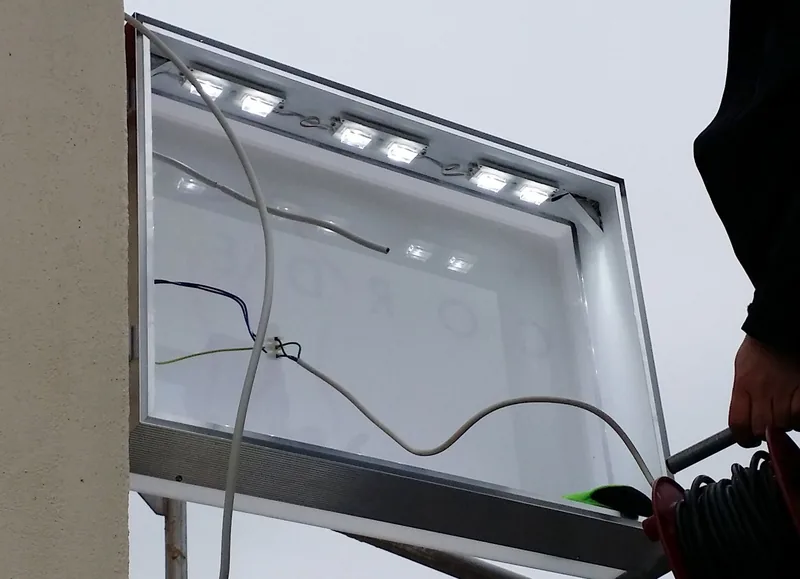 LED-Leuchtkasten in der Fertigung bei b-signs